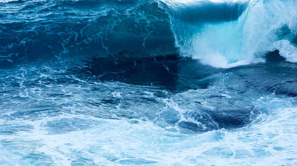 Волны моря в волнах вдоль побережья — стоковое фото