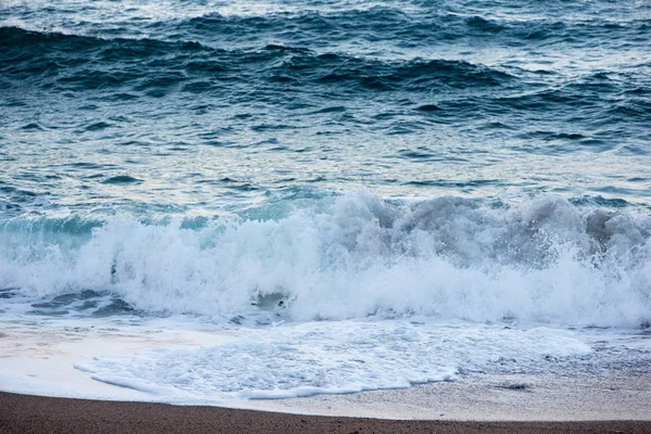 Az egy dagad a part mentén a tenger hullámai — Stock Fotó