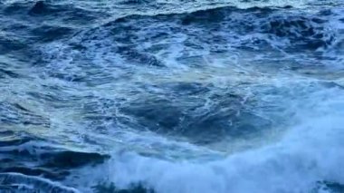 Kıyı boyunca bir kabarma denizin dalgaları