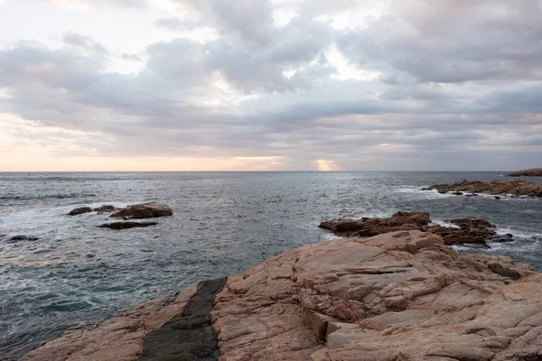 Un amanecer en la Costa Brava de Girona — Foto de Stock