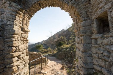 Rodos Manastırı ormanın limanda