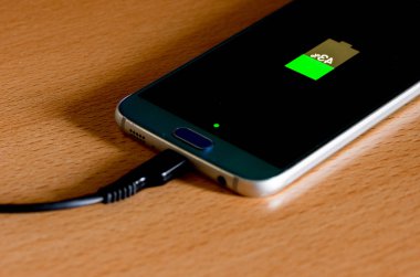Masa üstünde yarım ücret cep telefonu