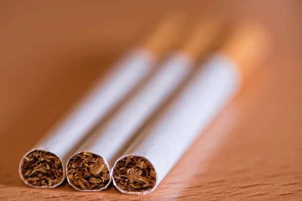 Fotografía de tres cigarros sobre la mesa — Foto de Stock