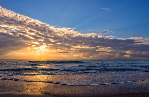 Ein Sonnenaufgang im Mittelmeer mit der Sonne im Hintergrund — Stockfoto