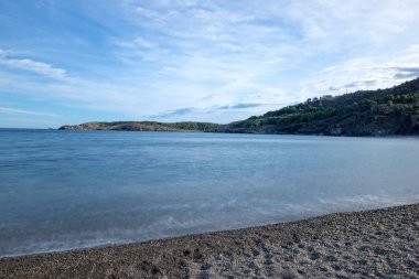 Sahil Colera, Girona kumsalda