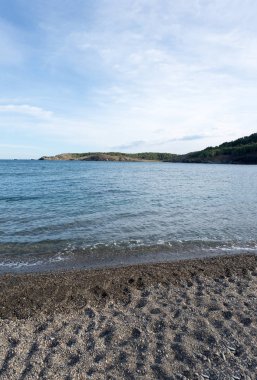 Sahil Colera, Girona kumsalda