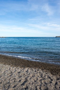 Sahil Colera, Girona kumsalda