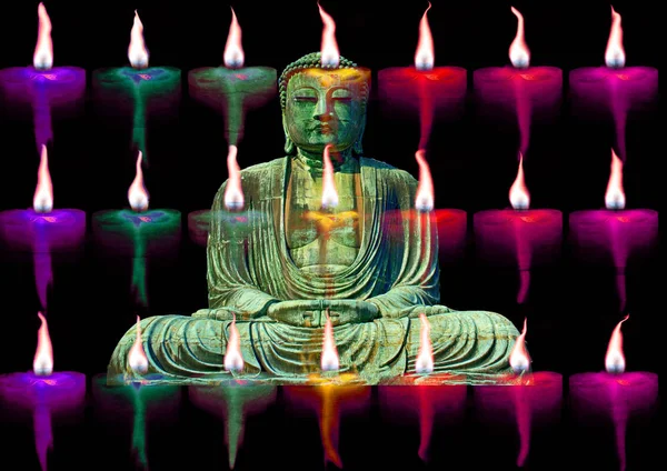 Um Buda cercado por velas de várias cores — Fotografia de Stock