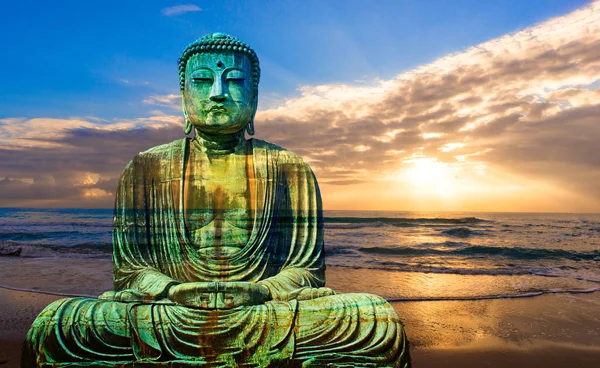 Um buddha com o mar ao pôr-do-sol fundo — Fotografia de Stock