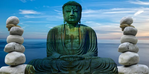 Φωτογραφία από την καταγάλανη θάλασσα με βουδιστικά σύμβολα — Φωτογραφία Αρχείου