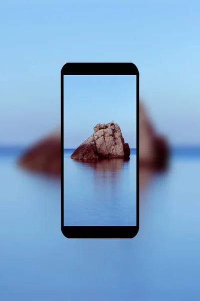 Un téléphone portable avec la mer en arrière-plan — Photo