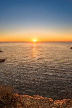 Dawn, Balear adaya kırmızı Ibiza derede