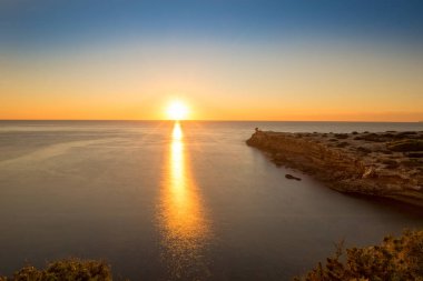 Dawn, Balear adaya kırmızı Ibiza derede