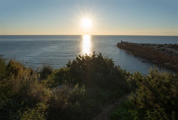 Der rote Ibiza-Bach im Morgengrauen, Baleareninsel — Stockfoto