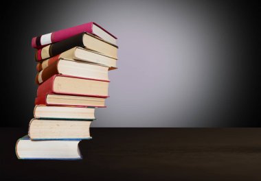 Bir sürü kitap birbiri üstüne yığılmış