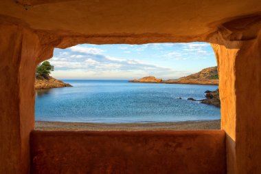 Taş bir çerçeve ile bir plaj fotoğrafı