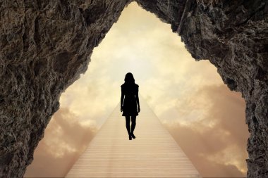 Parlak ışığa doğru giden bir yol