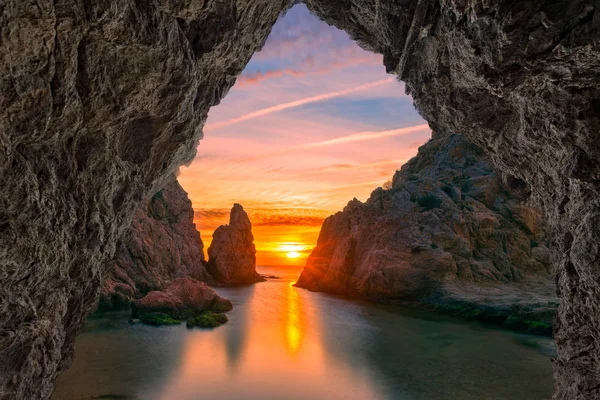 Taş bir çerçeve ile bir plaj fotoğrafı