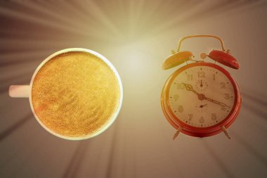 Bir çalar saat ve bir kahve ile güneşin içinde belgili tanımlık geçmiş