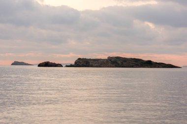 Ibiza deniz altın bir gündoğumu