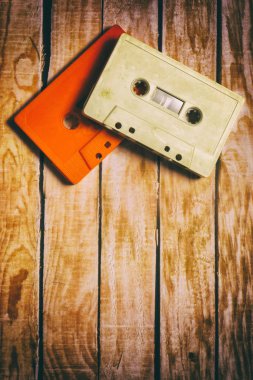 Eski kasetlerden bir ahşap arka plan ile