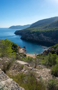 Koyu mavi su Ibiza Adası ile olacak