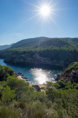 Koyu mavi su Ibiza Adası ile olacak