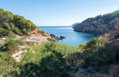 Koyu mavi su Ibiza Adası ile olacak