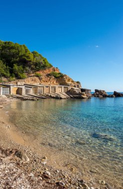 Koyu mavi su Ibiza Adası ile olacak