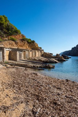 Koyu mavi su Ibiza Adası ile olacak