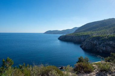 Koyu mavi su Ibiza Adası ile olacak