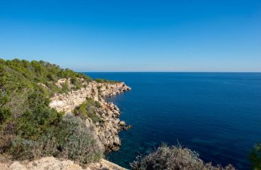 Koyu mavi su Ibiza Adası ile olacak