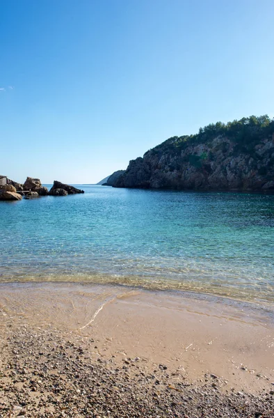 A enseada será com água azul na ilha de Ibiza — Fotografia de Stock