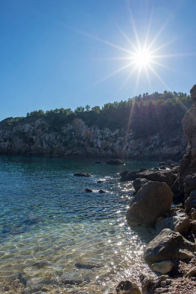 Die bucht wird mit blauem wasser auf der insel ibiza sein — Stockfoto