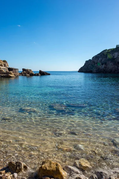 La crique sera avec de l'eau bleue sur l'île d'Ibiza — Photo