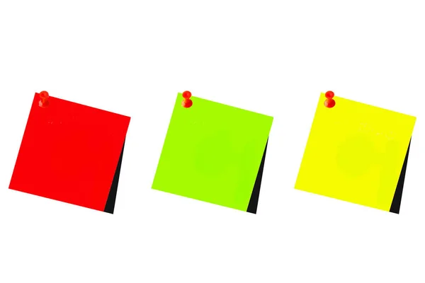 Três post-lo vermelho, verde e amarelo com fundo branco — Fotografia de Stock