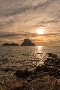 İbiza 'da gün batımı Es vedra adasının yanında.