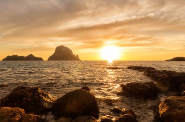 İbiza 'da gün batımı Es vedra adasının yanında.