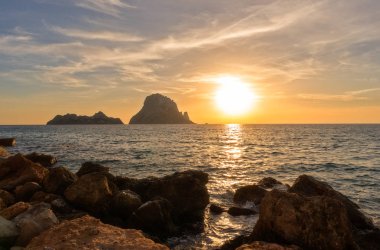 İbiza 'da gün batımı Es vedra adasının yanında.