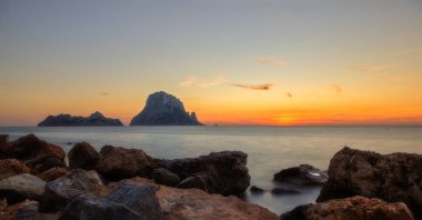 İbiza 'da gün batımı Es vedra adasının yanında.
