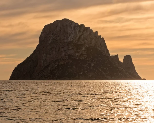 Puesta de sol en Ibiza junto a la isla de Es vedra — Foto de Stock