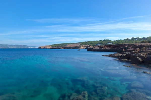 La costa en un día azul en Ibiza — Foto de Stock