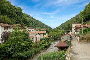 Santiago Pyrenees aracılığıyla yol