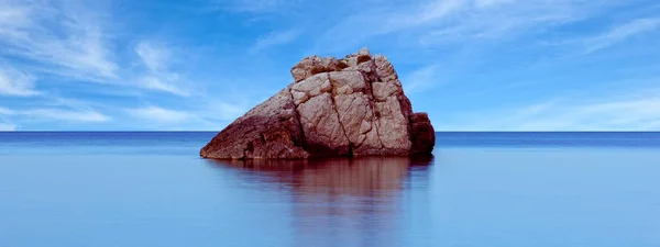 La costa en un día azul en Ibiza — Foto de Stock