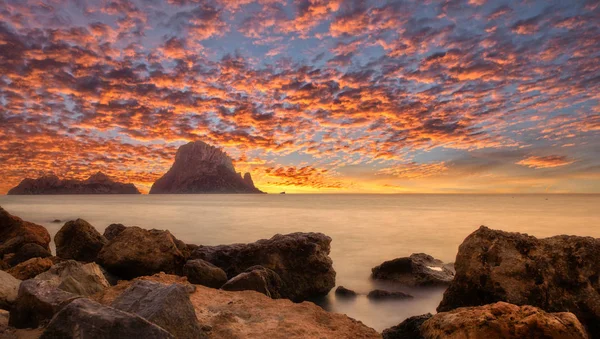 Puesta de sol en Ibiza junto a la isla de Es vedra — Foto de Stock
