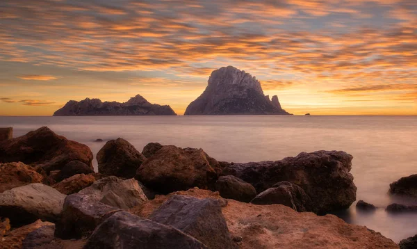 Puesta de sol en Ibiza junto a la isla de Es vedra — Foto de Stock