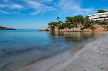 Mavi bir gün sahilde Ibiza