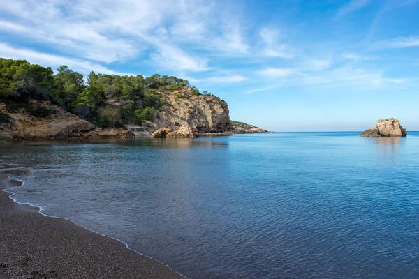 Die Küste an einem blauen Tag in Ibiza — Stockfoto