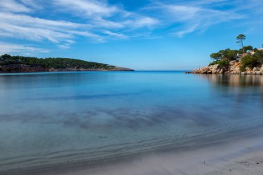 Mavi bir gün sahilde Ibiza