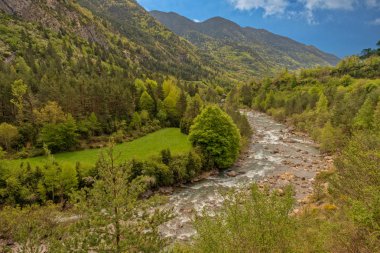 Broto mavi gökyüzü, pyrenees, ordesa ile nehirde